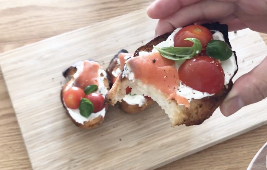 クリームチーズを塗って仕上げたトマトとサーモンのブルスケッタ