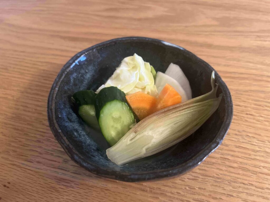 カットされたとぎ汁漬けの野菜が小皿に入っている
