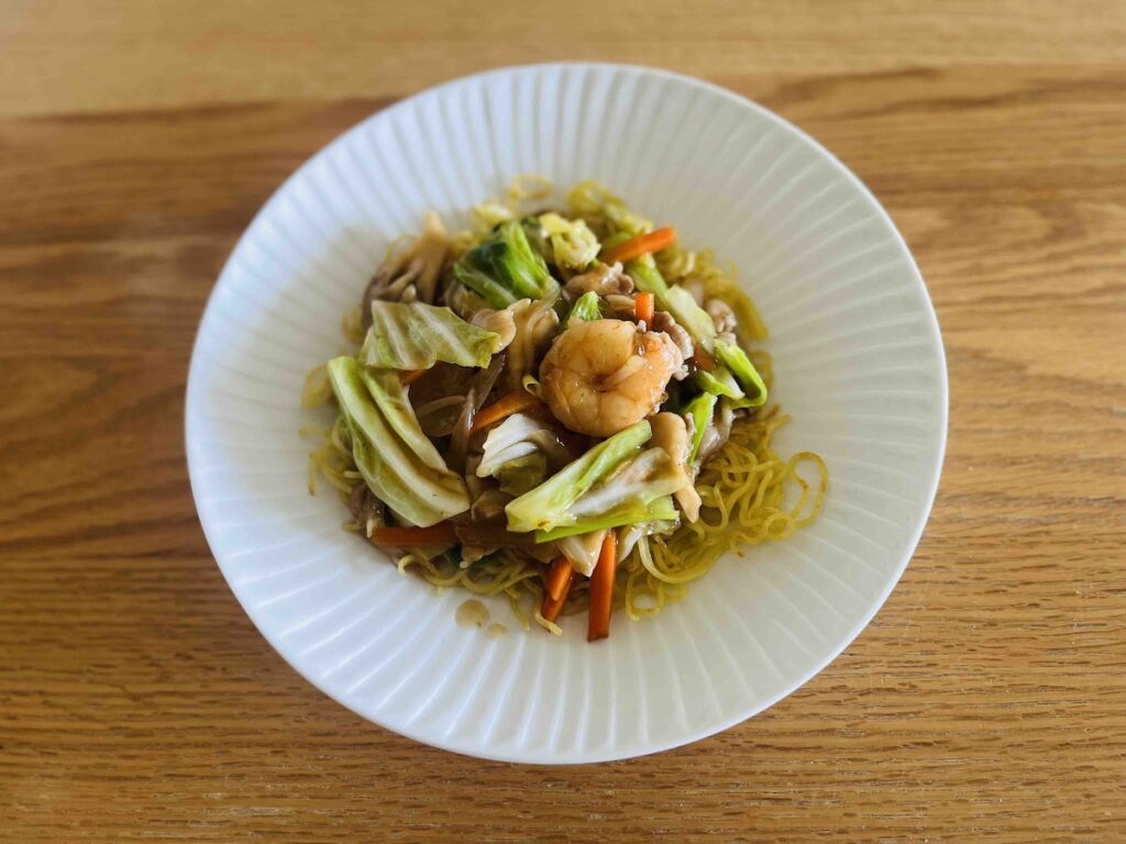 食卓の上の完成したあんかけ焼きそば