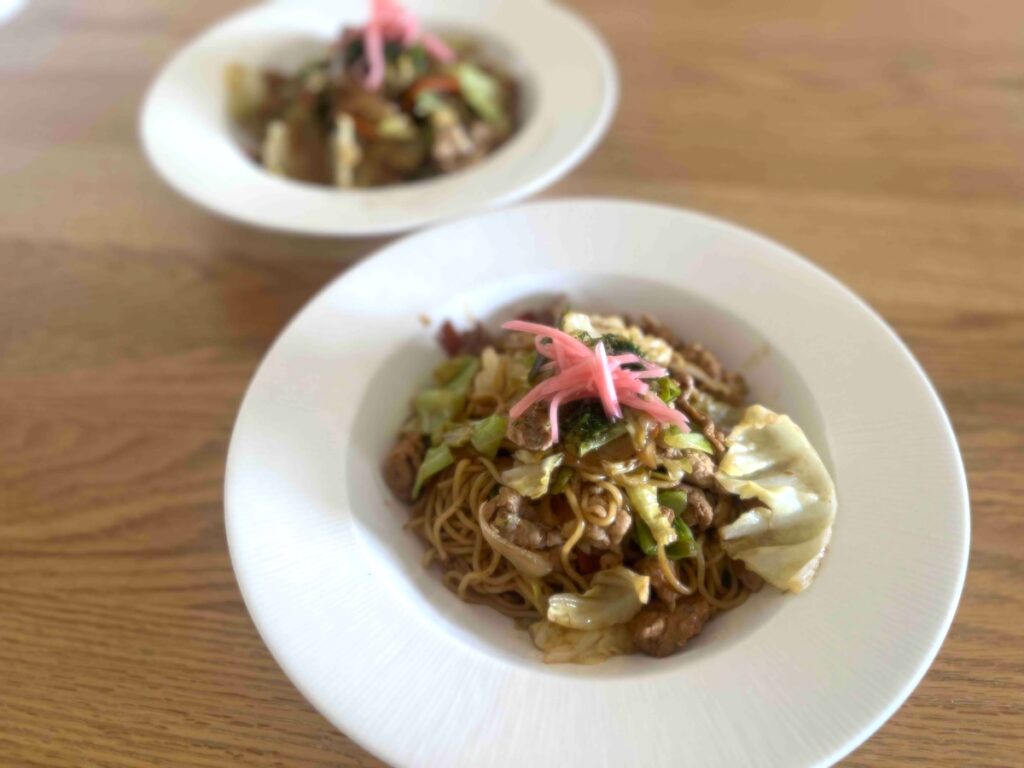食卓の上のソース焼きそば