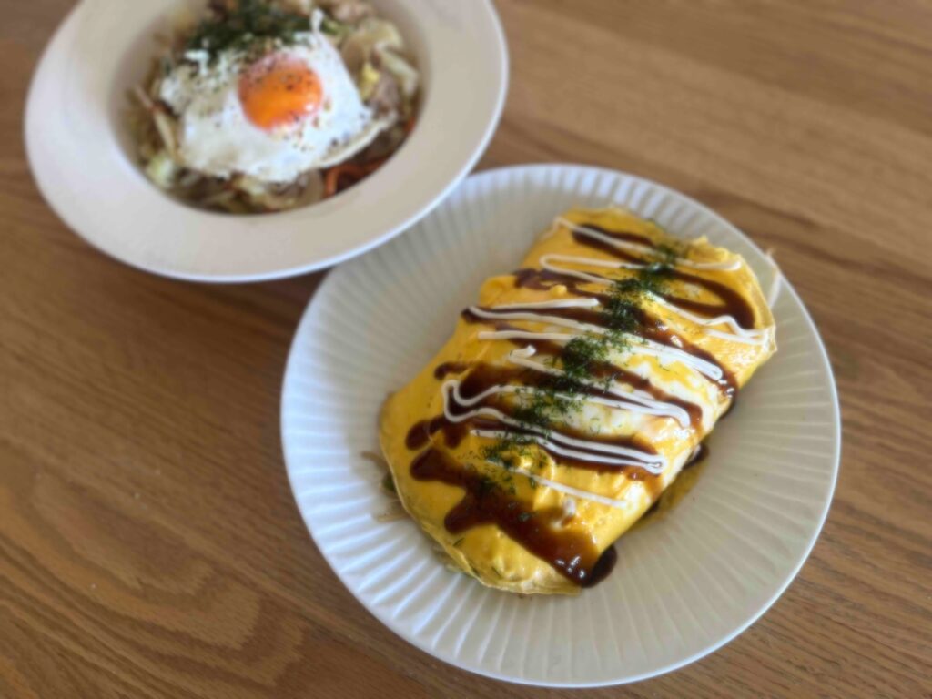 食卓の上の完成したオムそば